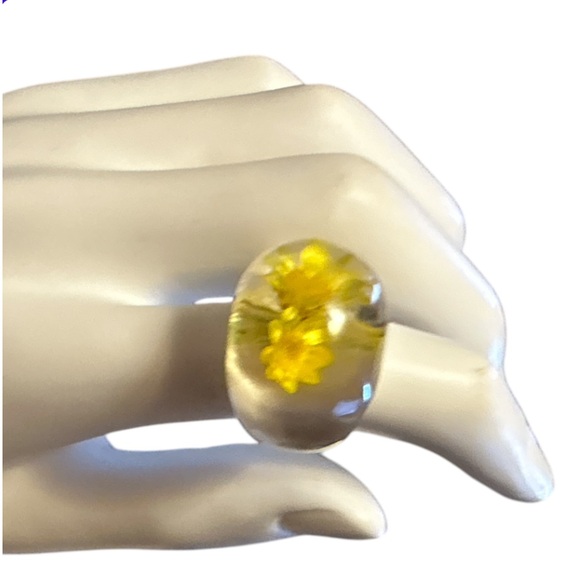 Vintage 70s LUCITE RING clear with Yellow Dried Daisy's Size 7 - Picture 4 of 16
